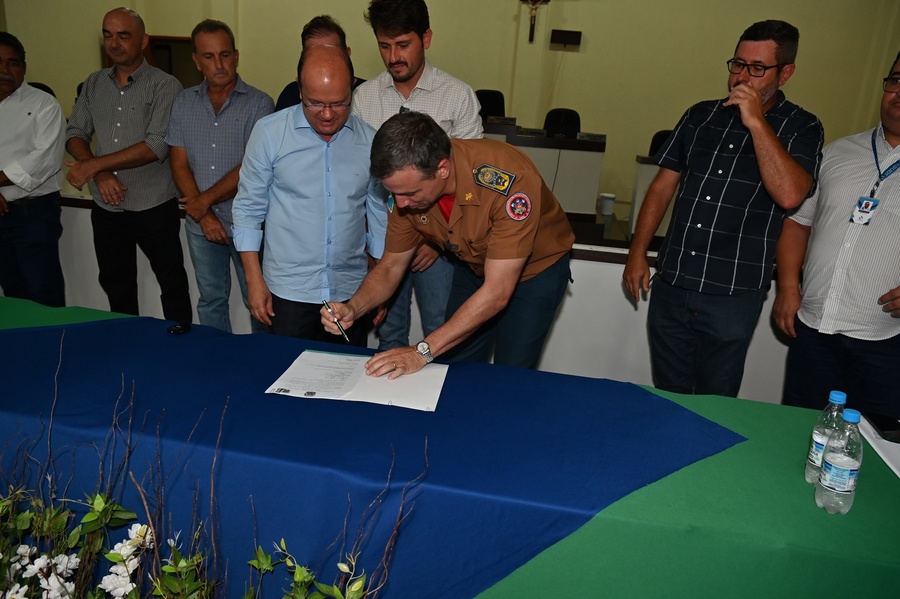 Prefeito Thalles Tomazelli, governador em exercício Barbosinha e vereadores entregam obras de saneamento e assinam autorização para o convênio de reforma e revitalização da Praça Santos Tomazelli e cooperação para instalação do Corpo de Bombeiros de Itaquiraí