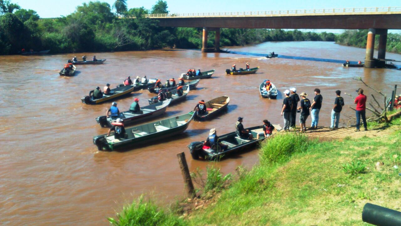 Prefeituras de Itaquiraí e Naviraí, e Rotary de Naviraí realizam com sucesso o Rally do Lixo no rio Amambai