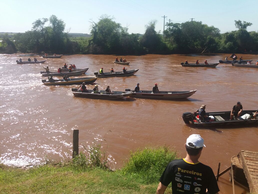 Prefeituras de Itaquiraí e Naviraí, e Rotary de Naviraí realizam com sucesso o Rally do Lixo no rio Amambai