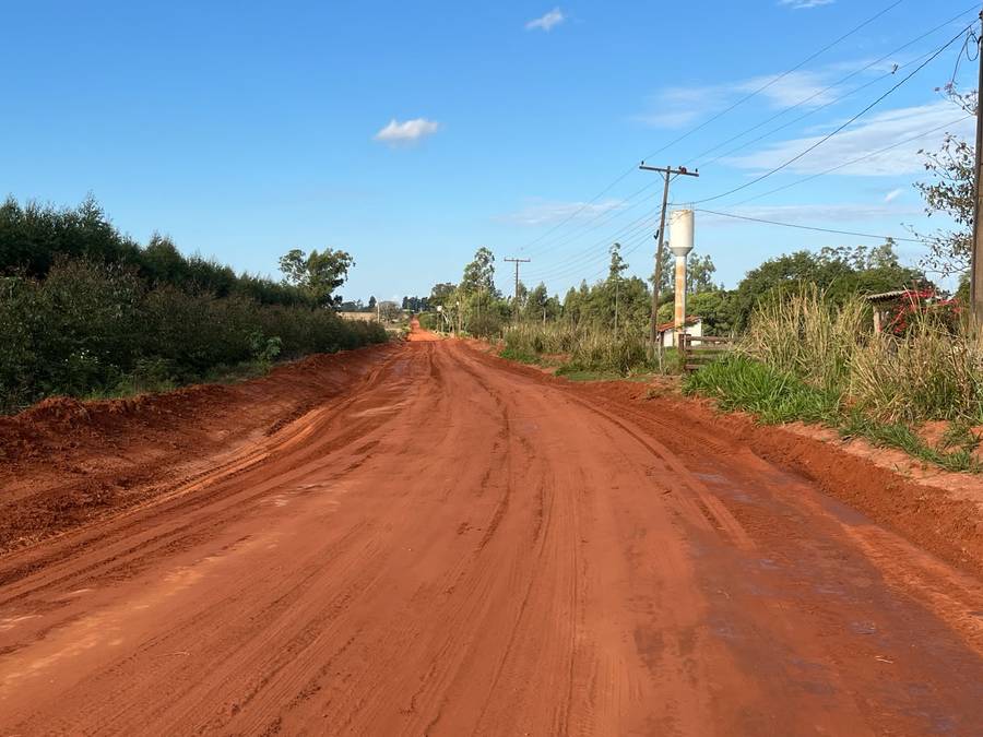 Prefeitura avança na recuperação de estradas rurais e concentra esforços em trechos mais críticos
