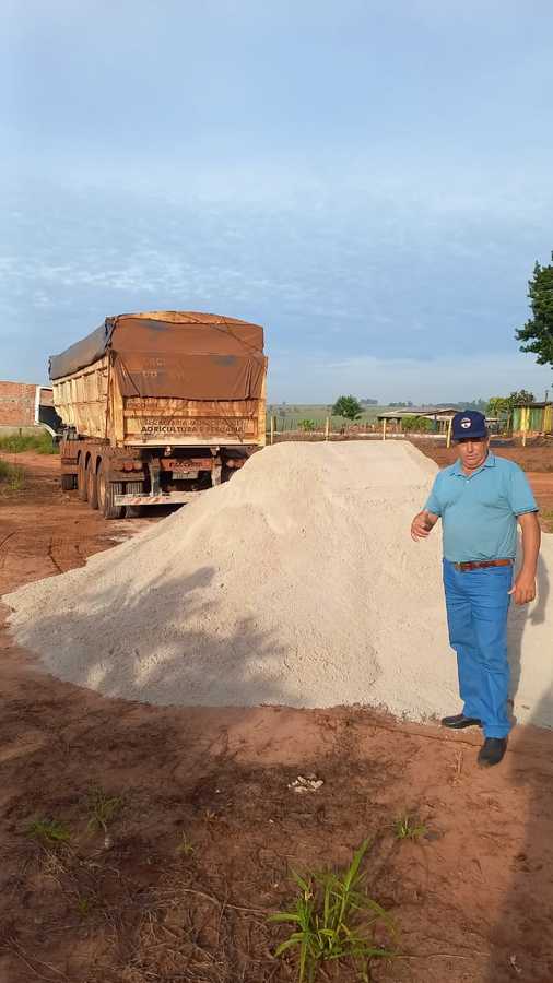 Prefeitura entrega 495 toneladas de calcário a produtores da agricultura familiar