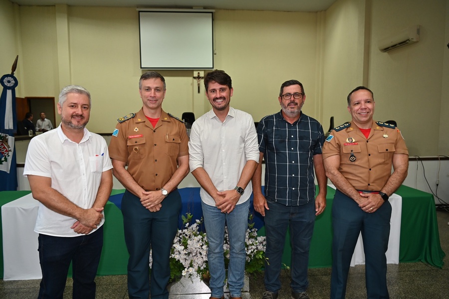 Prefeito Thalles Tomazelli, governador em exercício Barbosinha e vereadores entregam obras de saneamento e assinam autorização para o convênio de reforma e revitalização da Praça Santos Tomazelli e cooperação para instalação do Corpo de Bombeiros de Itaquiraí