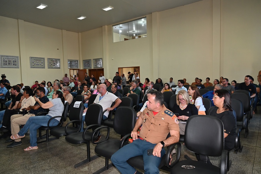 Prefeito Thalles Tomazelli, governador em exercício Barbosinha e vereadores entregam obras de saneamento e assinam autorização para o convênio de reforma e revitalização da Praça Santos Tomazelli e cooperação para instalação do Corpo de Bombeiros de Itaquiraí