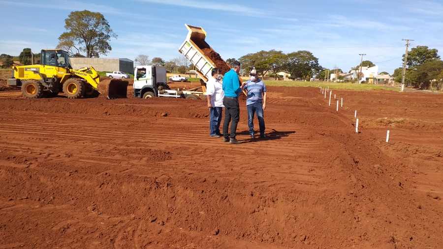 Homens e máquinas da Secretaria de Obras na execução de serviços de terraplenagem no Jardim Ipê. Prefeito Ricardo (à direita), engenheiro Eduardo Lima e o secretário Carlão vistoriam os serviços. Foto: Roney Minella