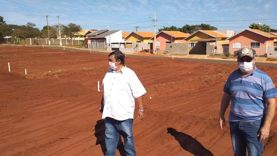Conjunto Residencial Ipê vai ganhar mais 26 casas nesta segunda etapa do projeto de habitação, anuncia o prefeito Ricardo (à direita).