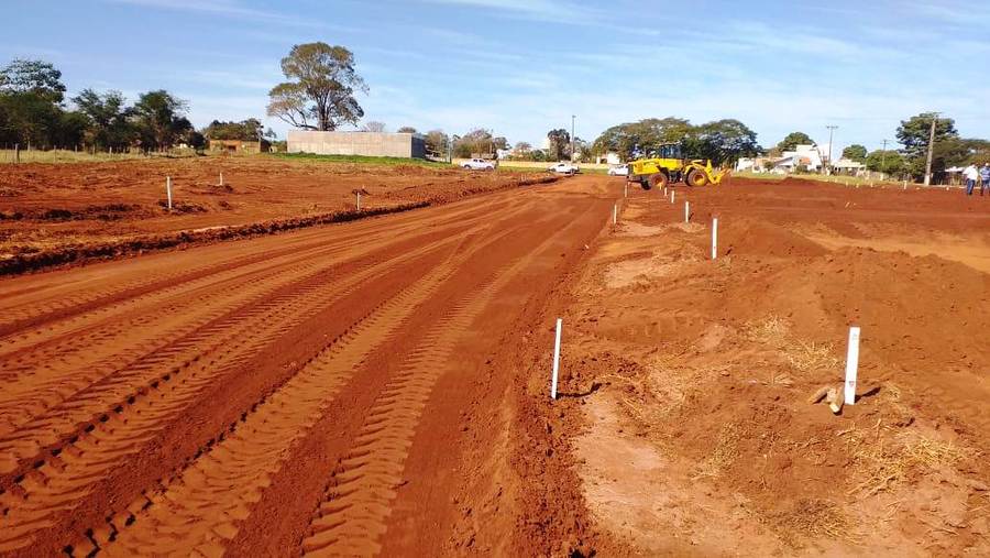 Prefeitura faz terraplenagem de área para a construção de mais 26 casas no Ipê