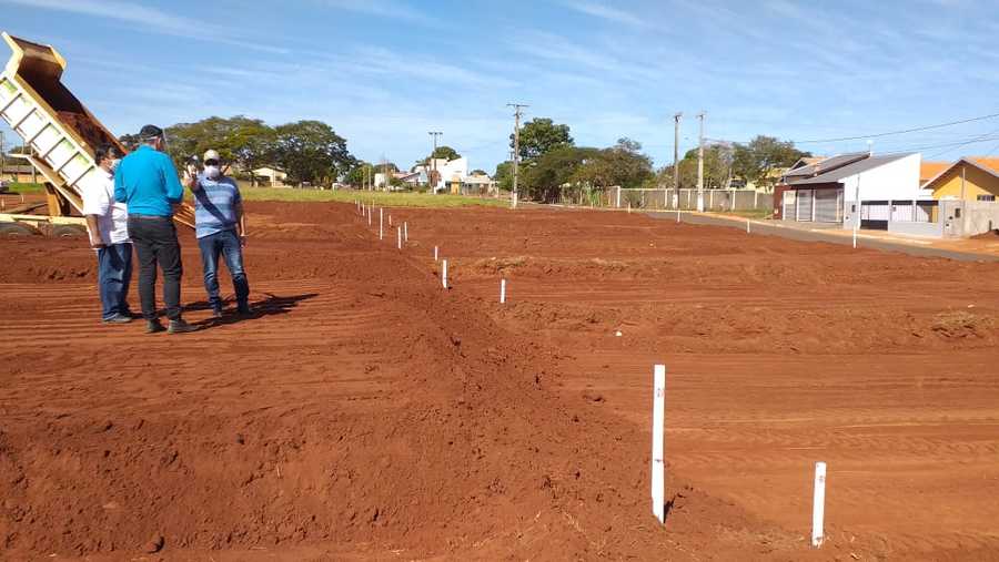 Prefeitura faz terraplenagem de área para a construção de mais 26 casas no Ipê