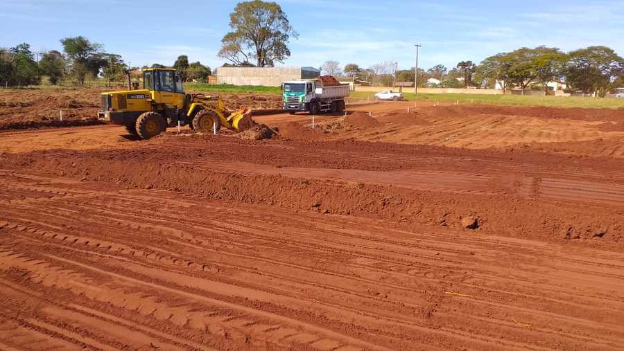 Prefeitura faz terraplenagem de área para a construção de mais 26 casas no Ipê