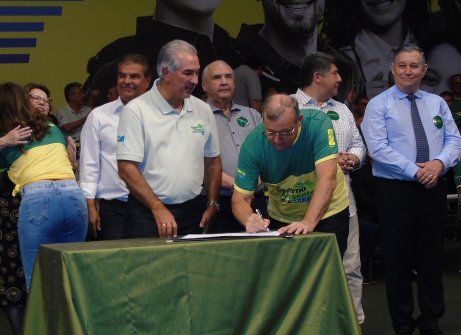 Prefeito Ricardo assina protocolo de investimentos para Itaquiraí durante ato do "Governo Presente"