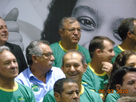 O Prefeito Ricardo Fávaro (ao fundo), entre os prefeitos de vários municípios de MS, prestigiando o programa "Governo Presente". Foto: Roney Minella