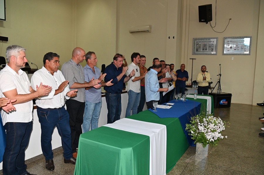 Prefeito Thalles Tomazelli, governador em exercício Barbosinha e vereadores entregam obras de saneamento e assinam autorização para o convênio de reforma e revitalização da Praça Santos Tomazelli e cooperação para instalação do Corpo de Bombeiros de Itaquiraí