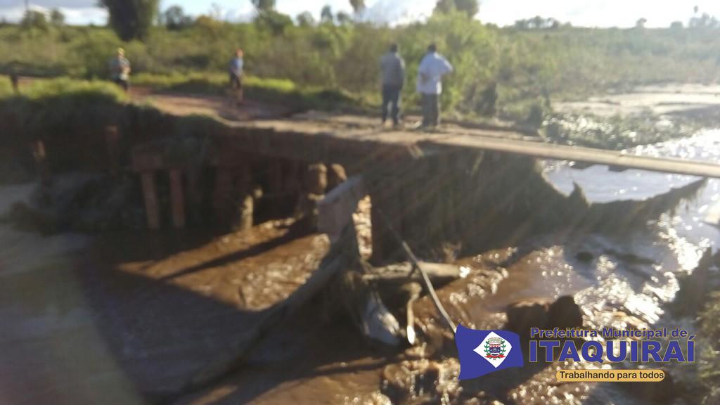 Estradas rurais e pontes são destruídas pelas intensas chuvas registradas em Itaquiraí