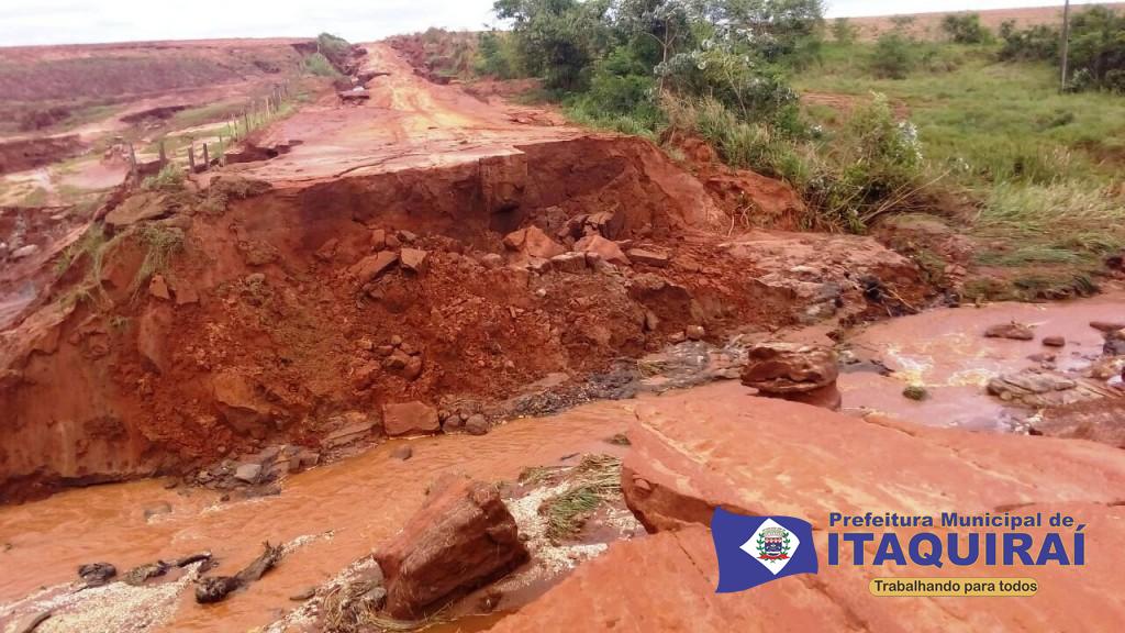 Estradas rurais e pontes são destruídas pelas intensas chuvas registradas em Itaquiraí