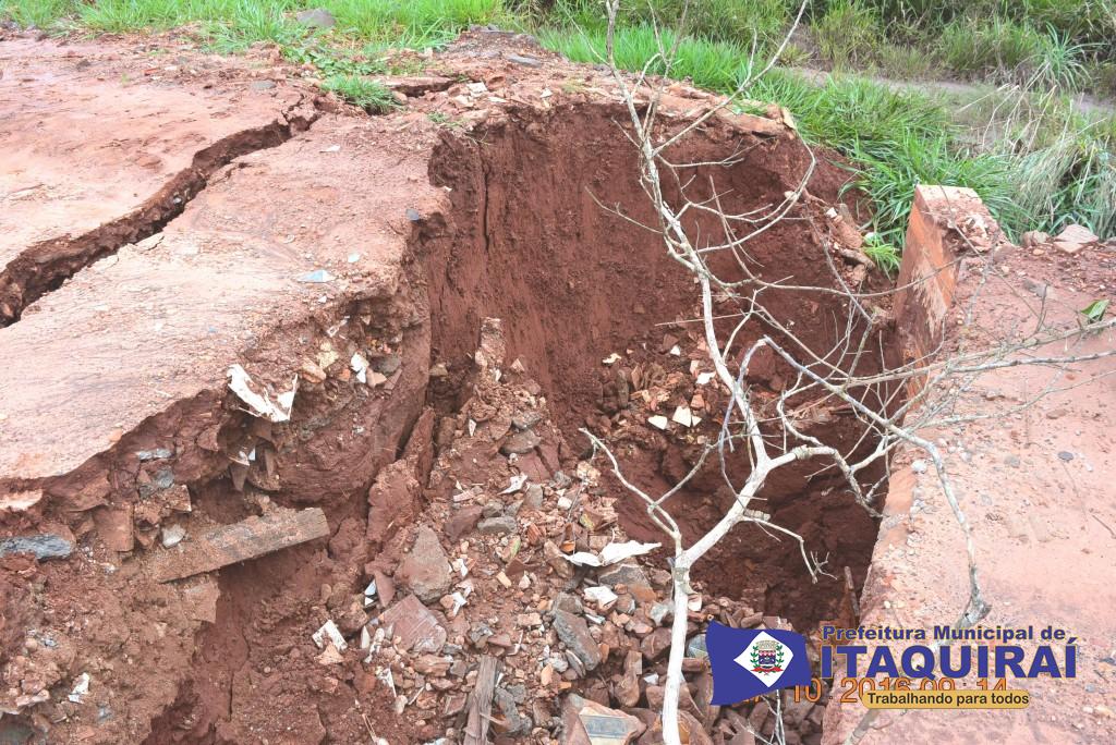Estradas rurais e pontes são destruídas pelas intensas chuvas registradas em Itaquiraí