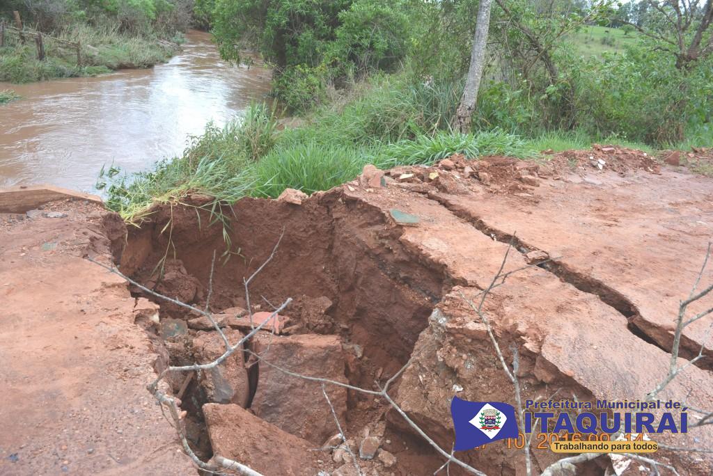 Estradas rurais e pontes são destruídas pelas intensas chuvas registradas em Itaquiraí