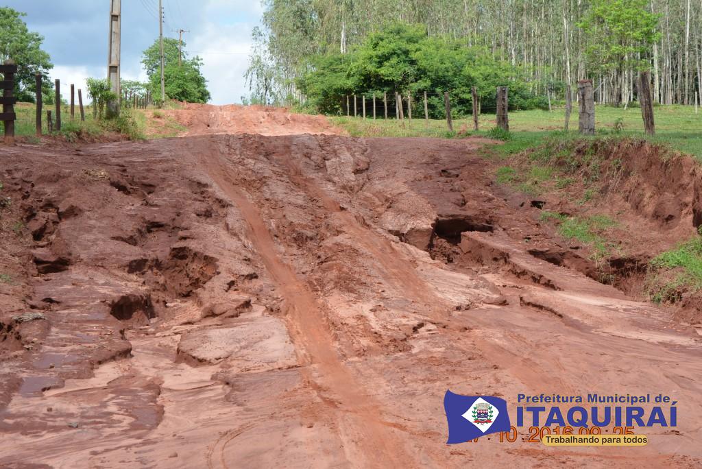 Estradas rurais e pontes são destruídas pelas intensas chuvas registradas em Itaquiraí