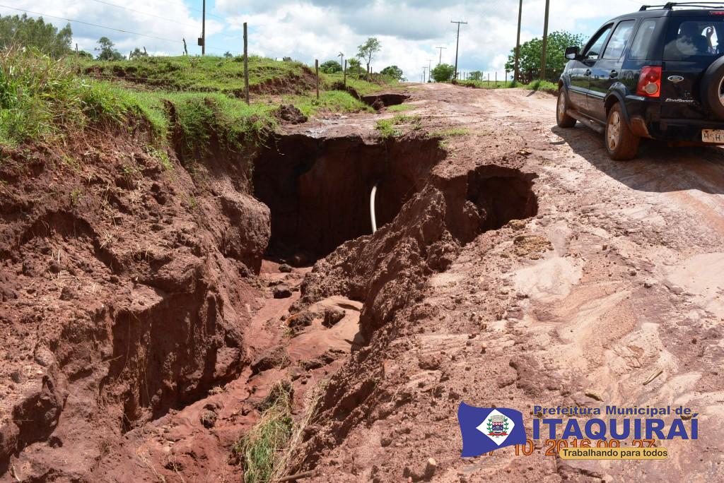 Estradas rurais e pontes são destruídas pelas intensas chuvas registradas em Itaquiraí