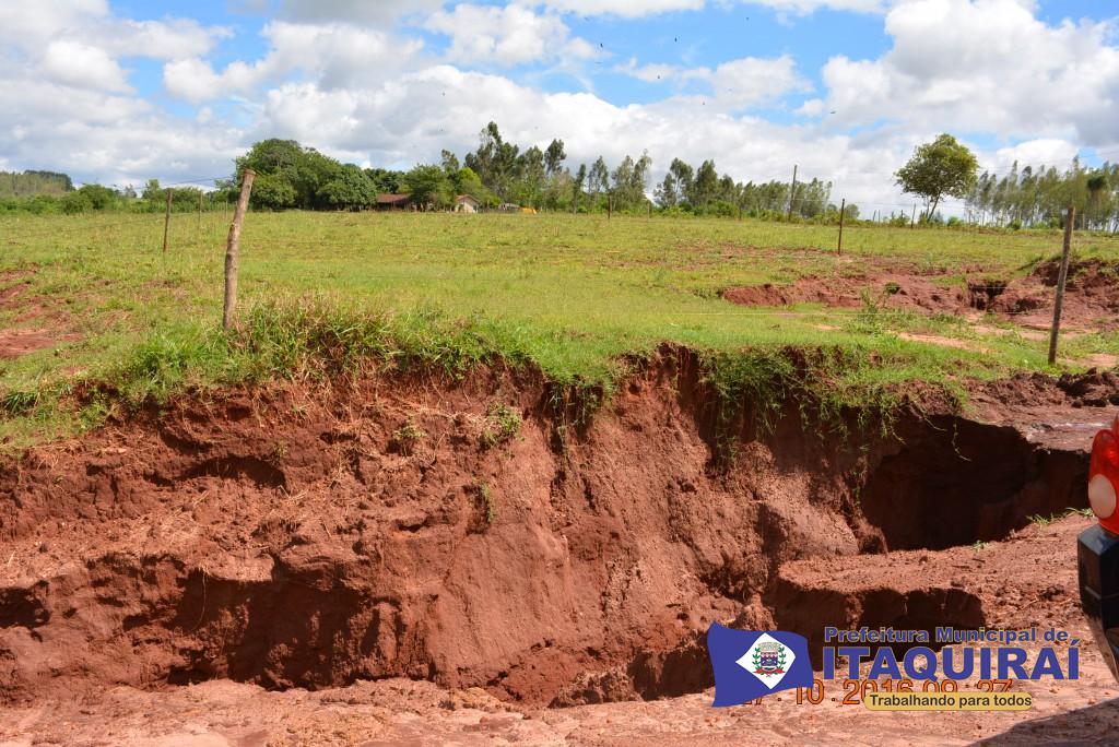 Estradas rurais e pontes são destruídas pelas intensas chuvas registradas em Itaquiraí