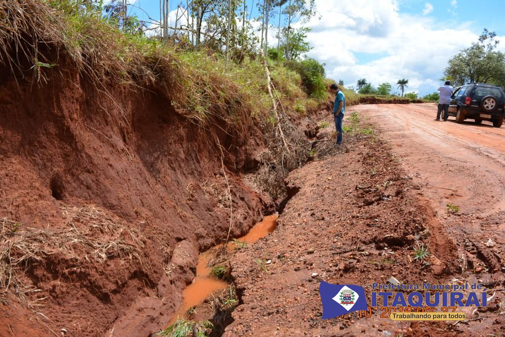 Estradas rurais e pontes são destruídas pelas intensas chuvas registradas em Itaquiraí