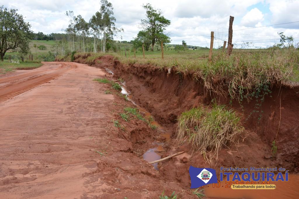 Estradas rurais e pontes são destruídas pelas intensas chuvas registradas em Itaquiraí