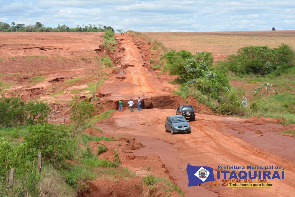 Estradas rurais e pontes são destruídas pelas intensas chuvas registradas em Itaquiraí