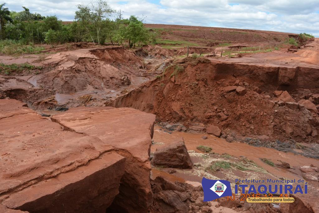 Estradas rurais e pontes são destruídas pelas intensas chuvas registradas em Itaquiraí