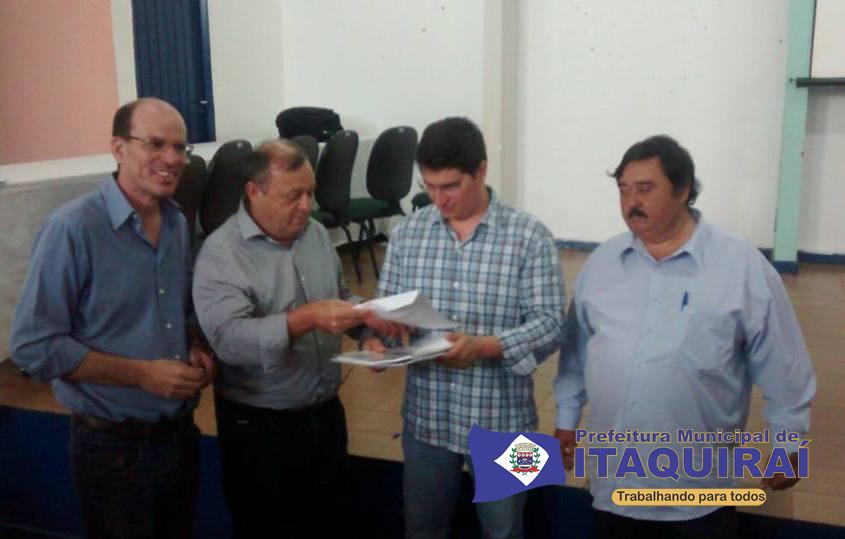 Prefeito Ricardo apresenta relatório de estradas intrafegáveis em reunião do Conisul