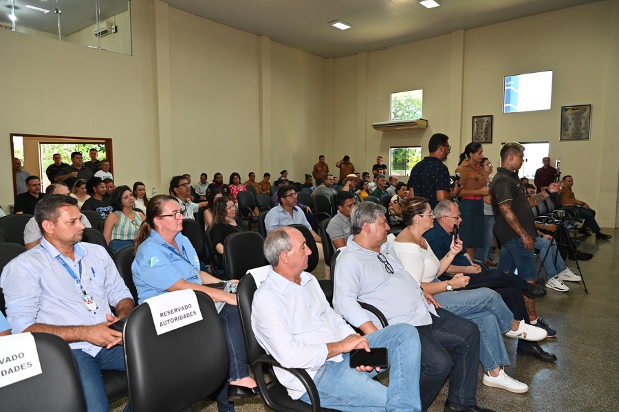 Prefeito Thalles Tomazelli, governador em exercício Barbosinha e vereadores entregam obras de saneamento e assinam autorização para o convênio de reforma e revitalização da Praça Santos Tomazelli e cooperação para instalação do Corpo de Bombeiros de Itaquiraí
