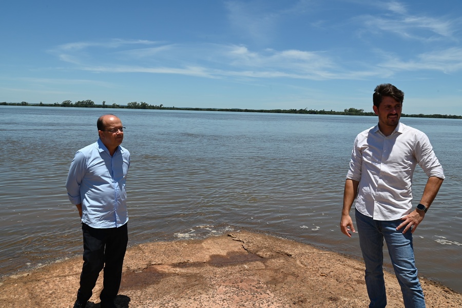 Prefeito Thalles Tomazelli, governador em exercício Barbosinha e vereadores entregam obras de saneamento e assinam autorização para o convênio de reforma e revitalização da Praça Santos Tomazelli e cooperação para instalação do Corpo de Bombeiros de Itaquiraí