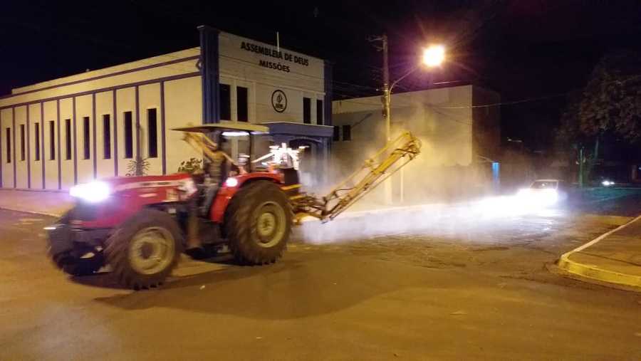 Prefeitura também realiza higienização de avenidas e ruas com hipoclorito de sódio para eliminar vírus em circulação, dentre eles, o COVID-19. Foto: Roney Minella