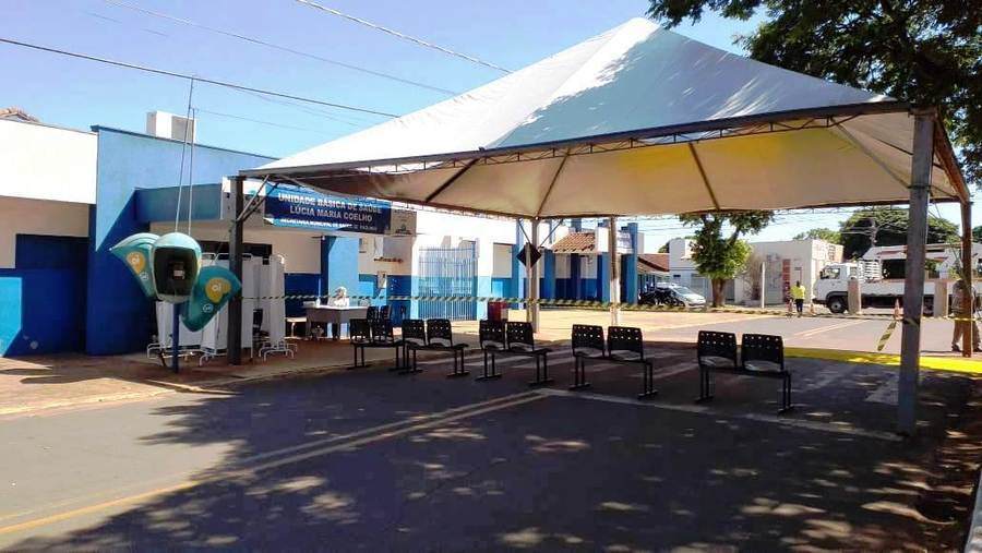 Para evitar aglomerações, Prefeitura instalou tenda em frente a UBS, garantindo atendimento geral, mas com segurança, em mais uma ação de prevenção ao COVID-19. Foto: Roney Minella