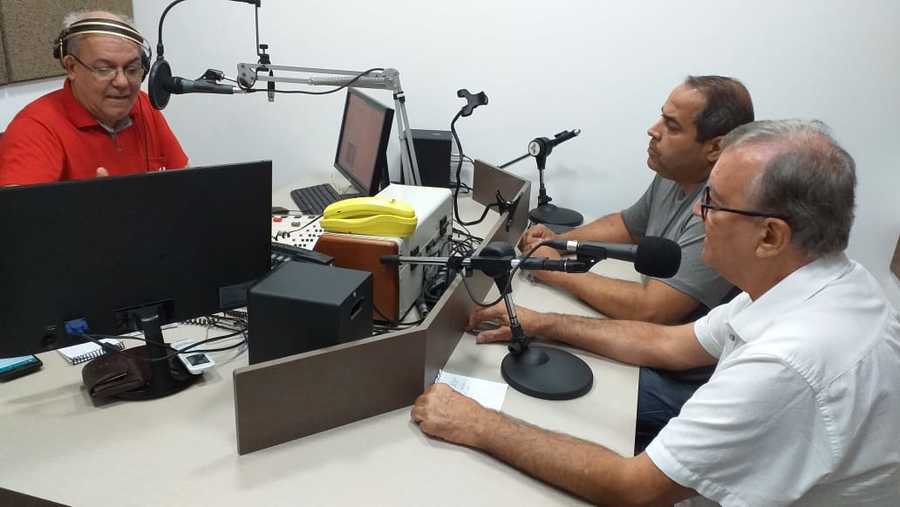 Radialista Marcão ao entrevistar autoridades da Saúde de Itaquiraí, no estúdio da Maracaí FM. Foto: Roney Minella