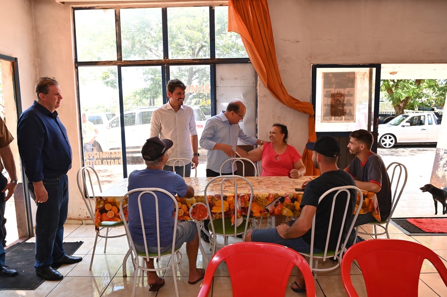 Prefeito Thalles Tomazelli, governador em exercício Barbosinha e vereadores entregam obras de saneamento e assinam autorização para o convênio de reforma e revitalização da Praça Santos Tomazelli e cooperação para instalação do Corpo de Bombeiros de Itaquiraí