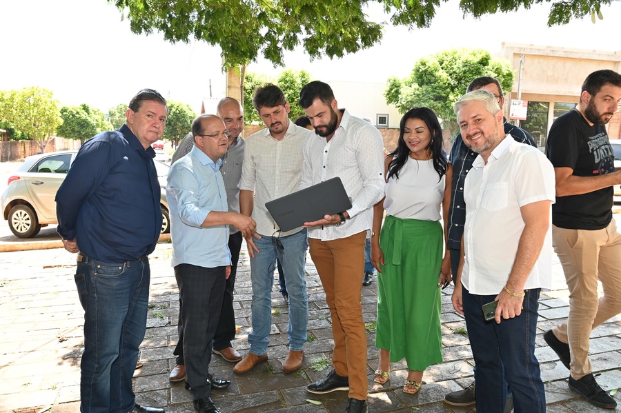 Prefeito Thalles Tomazelli, governador em exercício Barbosinha e vereadores entregam obras de saneamento e assinam autorização para o convênio de reforma e revitalização da Praça Santos Tomazelli e cooperação para instalação do Corpo de Bombeiros de Itaquiraí