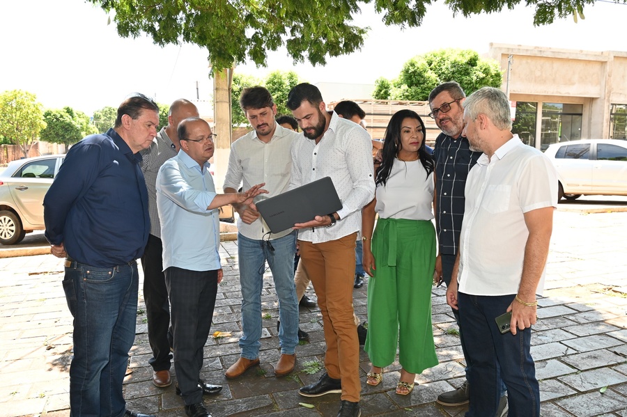 Prefeito Thalles Tomazelli, governador em exercício Barbosinha e vereadores entregam obras de saneamento e assinam autorização para o convênio de reforma e revitalização da Praça Santos Tomazelli e cooperação para instalação do Corpo de Bombeiros de Itaquiraí