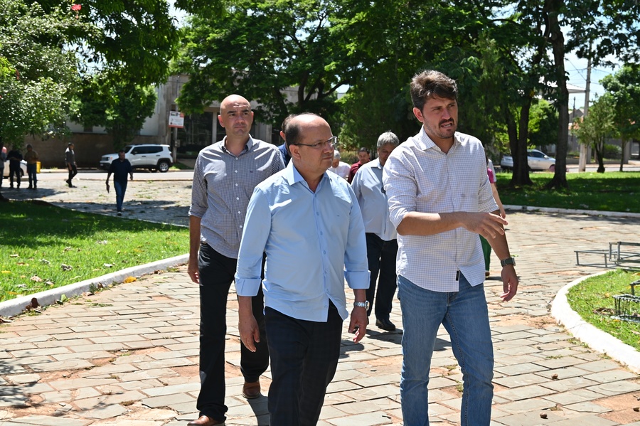 Prefeito Thalles Tomazelli, governador em exercício Barbosinha e vereadores entregam obras de saneamento e assinam autorização para o convênio de reforma e revitalização da Praça Santos Tomazelli e cooperação para instalação do Corpo de Bombeiros de Itaquiraí
