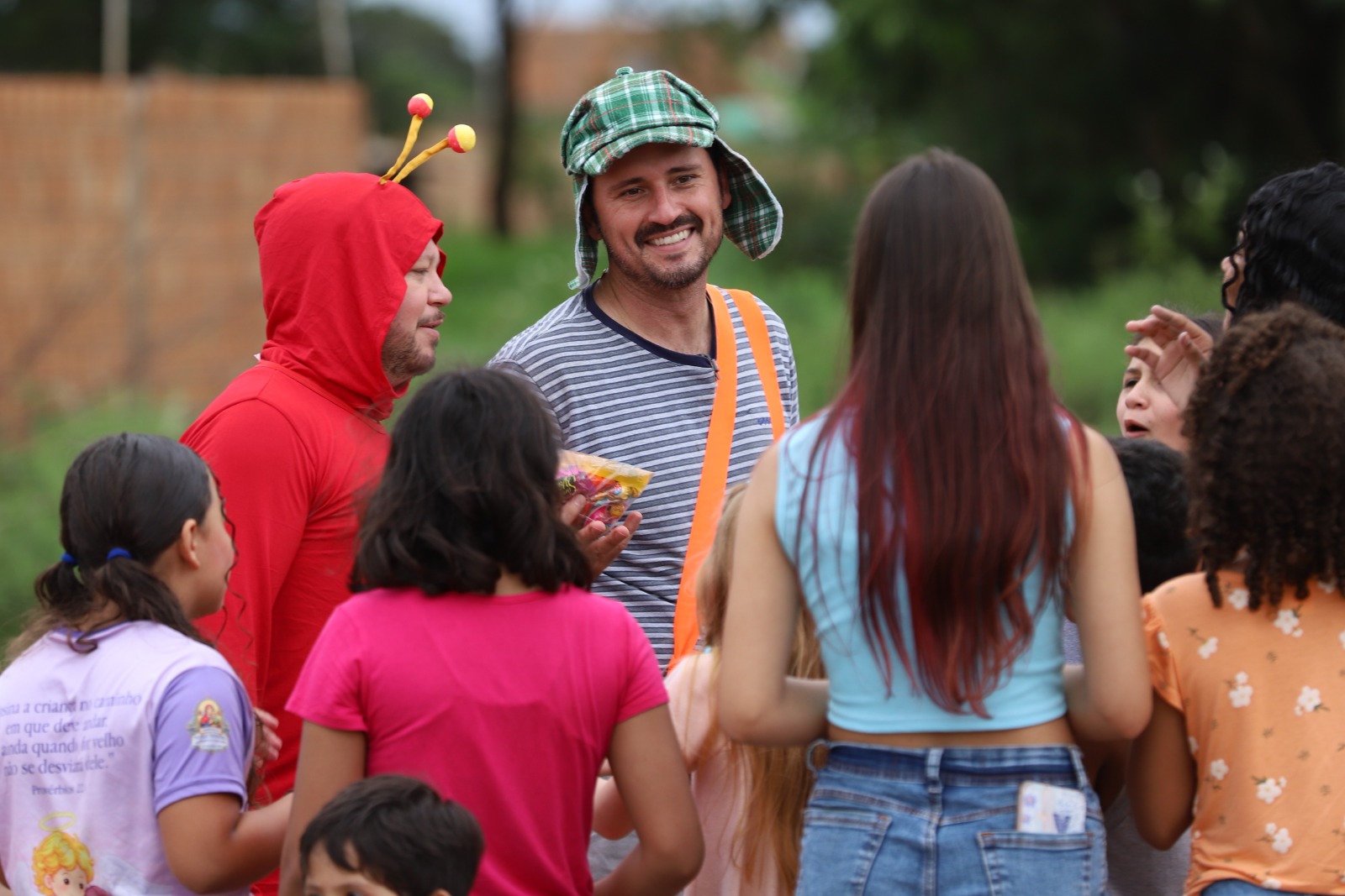 Servidores da Prefeitura de Itaquiraí percorrem todos os bairros com entrega de doces para o Dia das Crianças