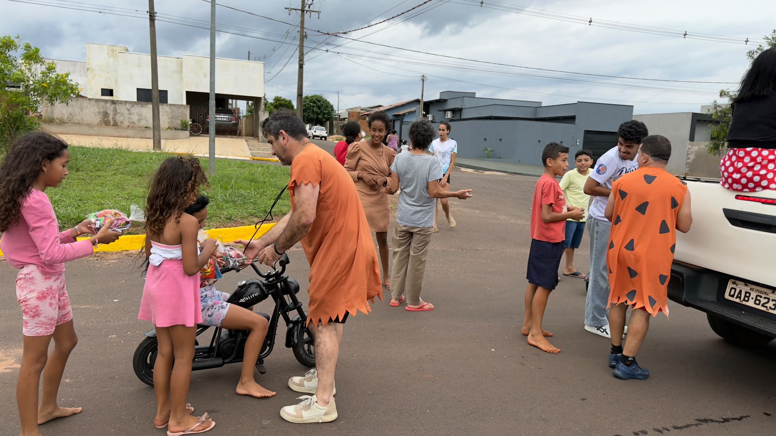 Servidores da Prefeitura de Itaquiraí percorrem todos os bairros com entrega de doces para o Dia das Crianças
