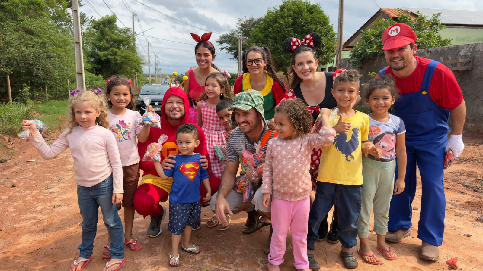 Servidores da Prefeitura de Itaquiraí percorrem todos os bairros com entrega de doces para o Dia das Crianças