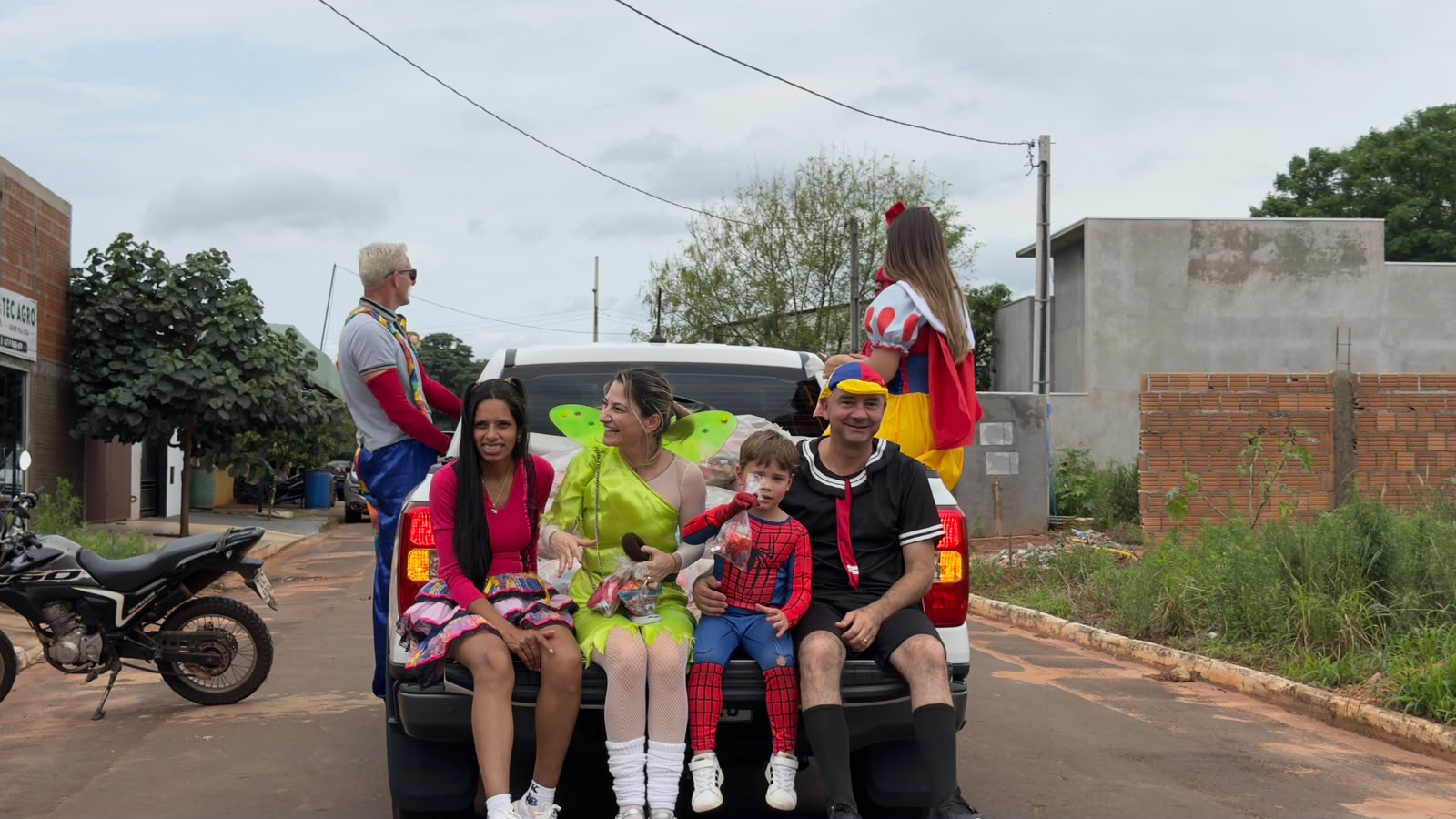 Servidores da Prefeitura de Itaquiraí percorrem todos os bairros com entrega de doces para o Dia das Crianças
