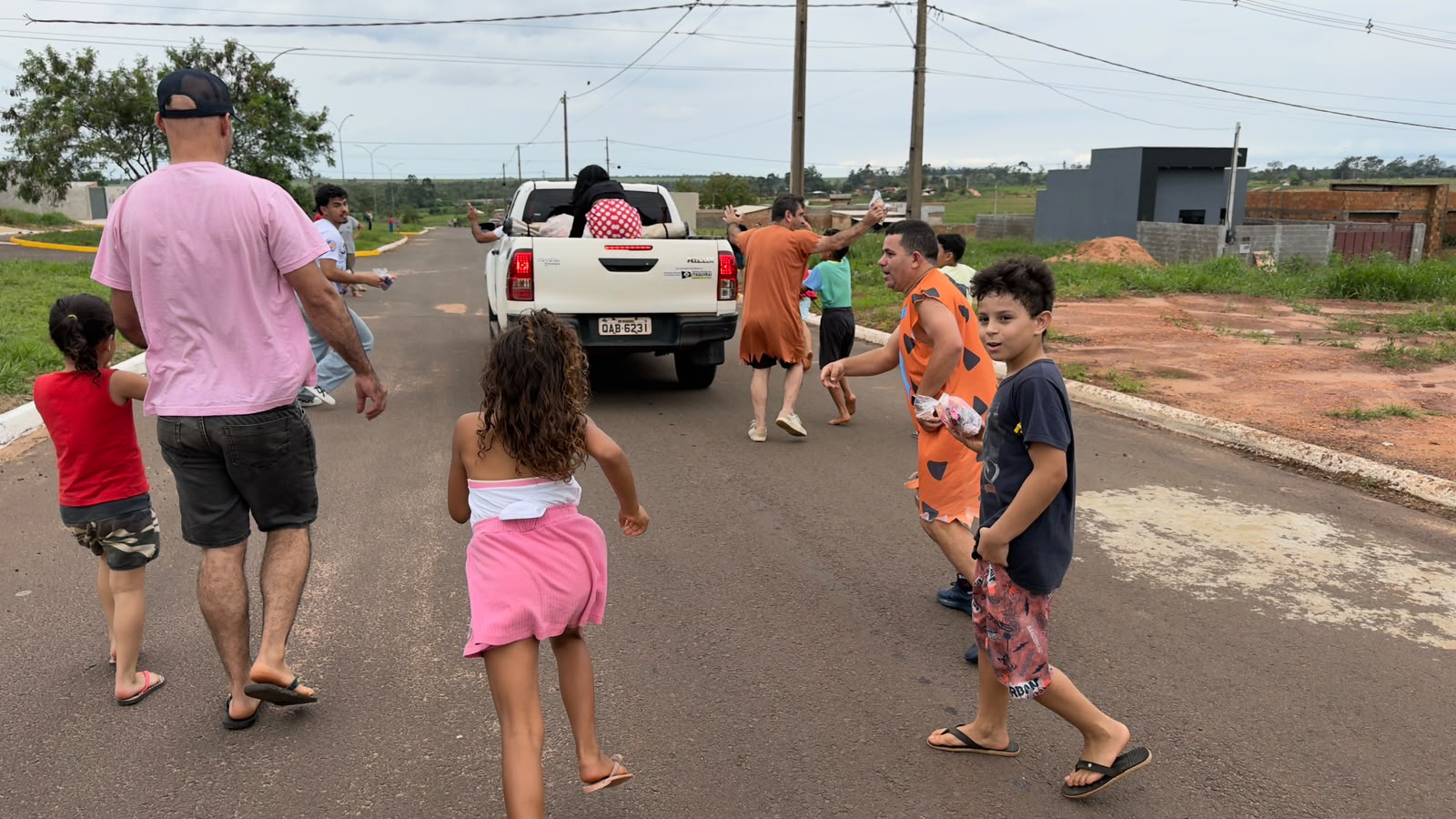 Servidores da Prefeitura de Itaquiraí percorrem todos os bairros com entrega de doces para o Dia das Crianças