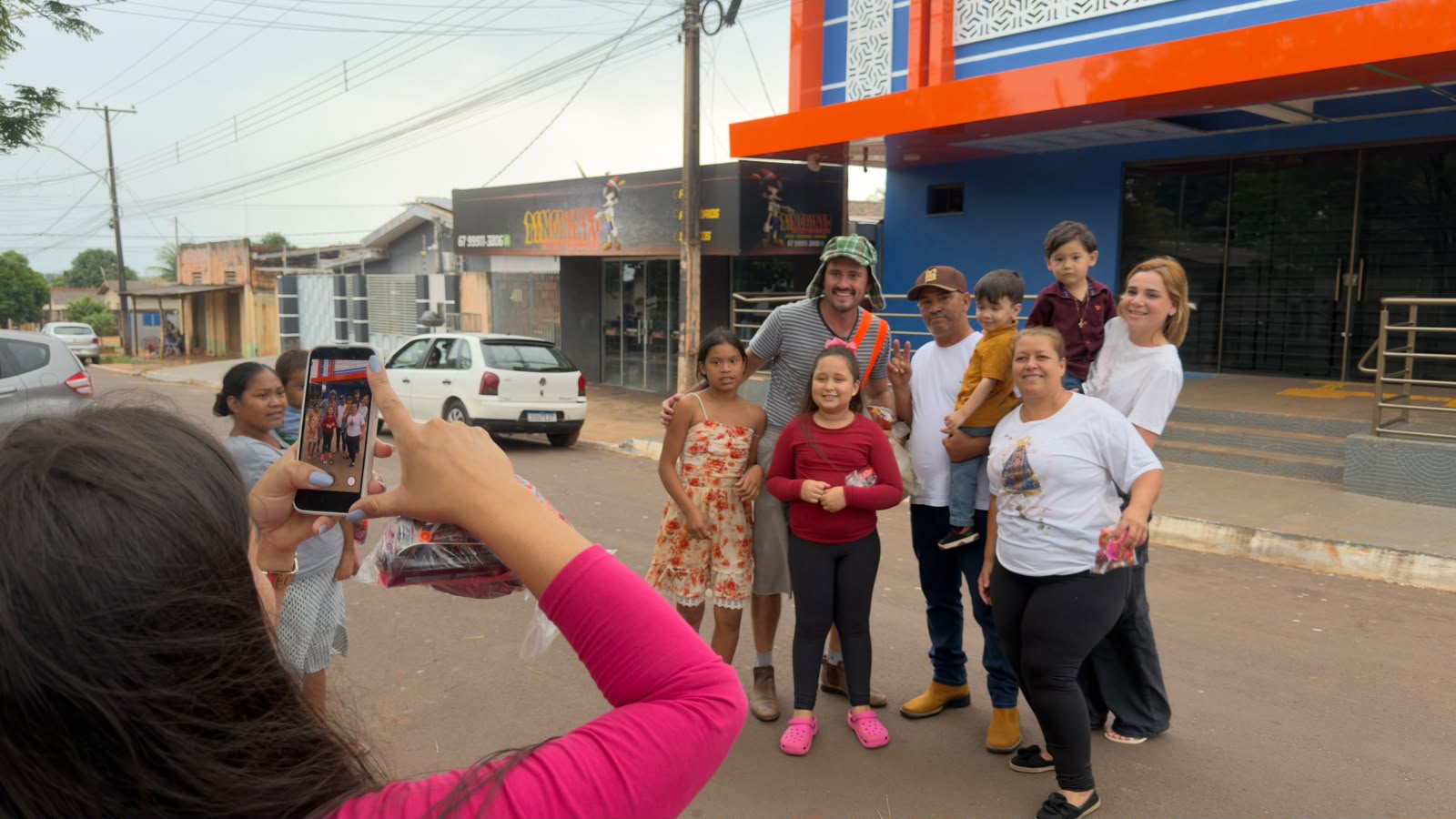 Servidores da Prefeitura de Itaquiraí percorrem todos os bairros com entrega de doces para o Dia das Crianças
