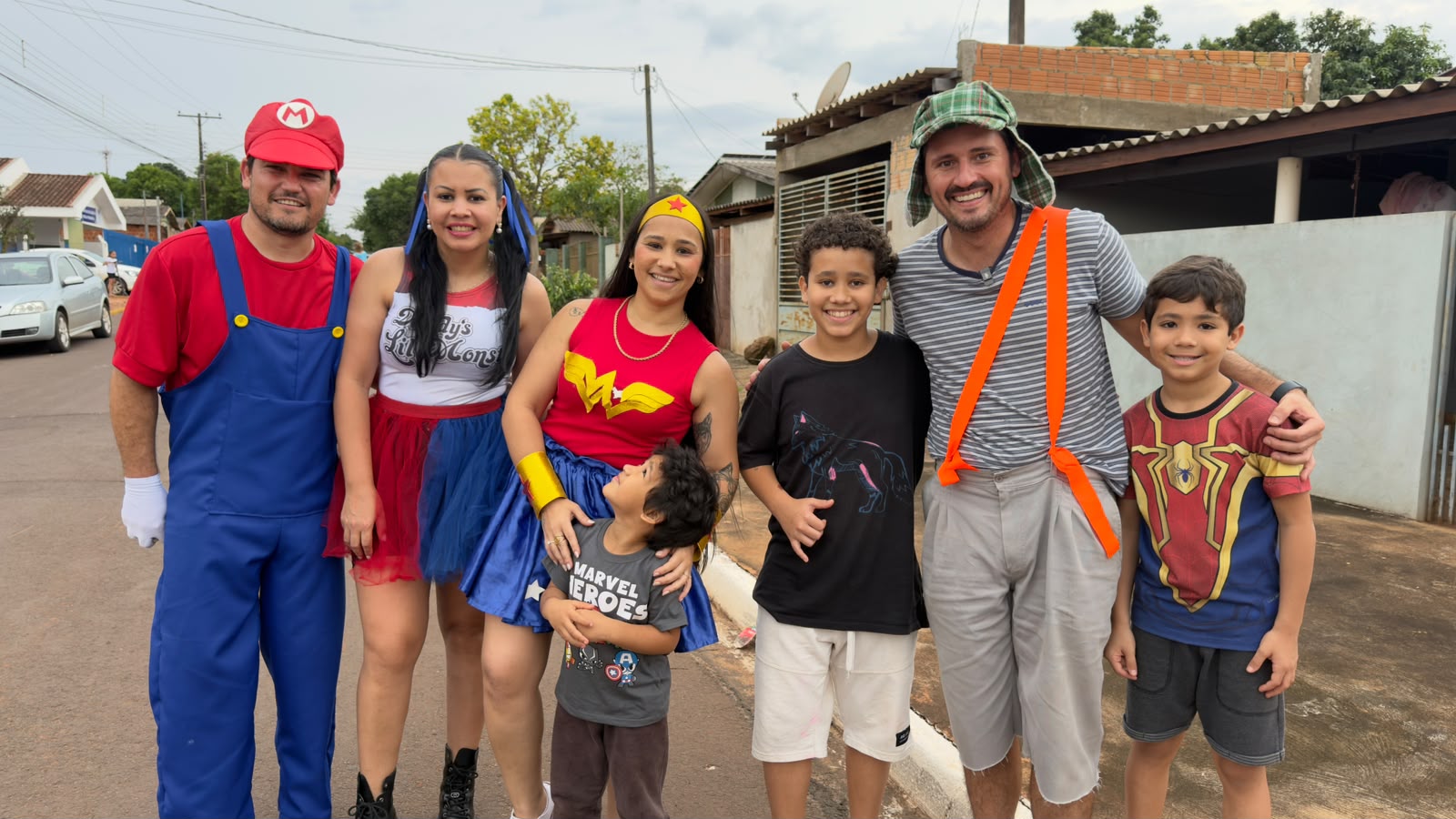 Servidores da Prefeitura de Itaquiraí percorrem todos os bairros com entrega de doces para o Dia das Crianças