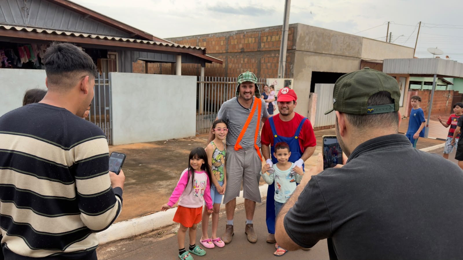 Servidores da Prefeitura de Itaquiraí percorrem todos os bairros com entrega de doces para o Dia das Crianças