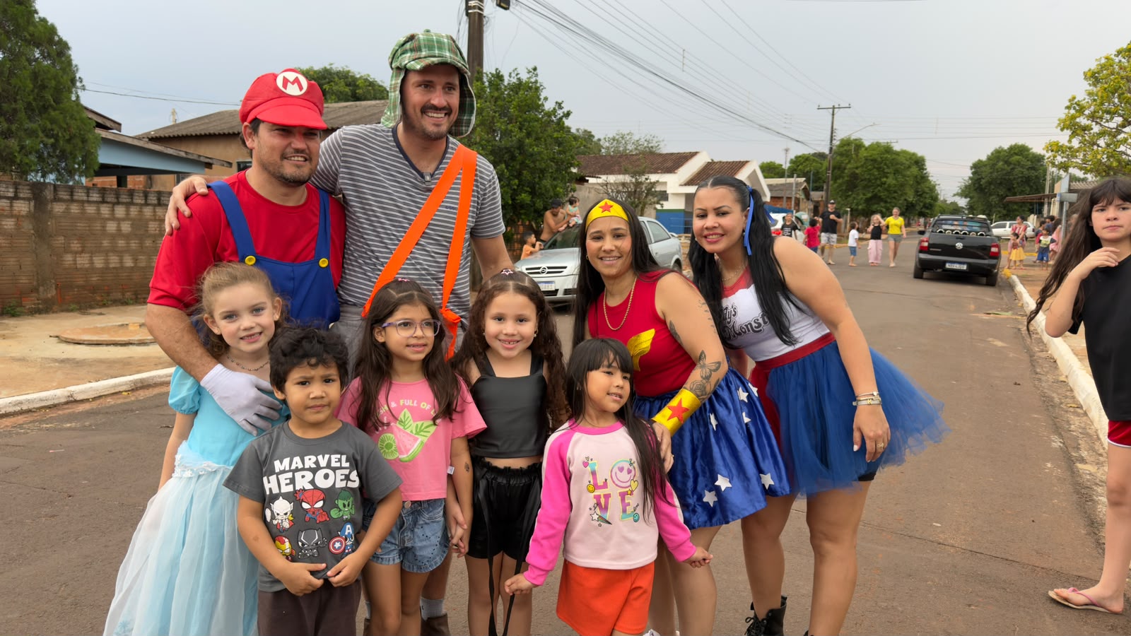 Servidores da Prefeitura de Itaquiraí percorrem todos os bairros com entrega de doces para o Dia das Crianças