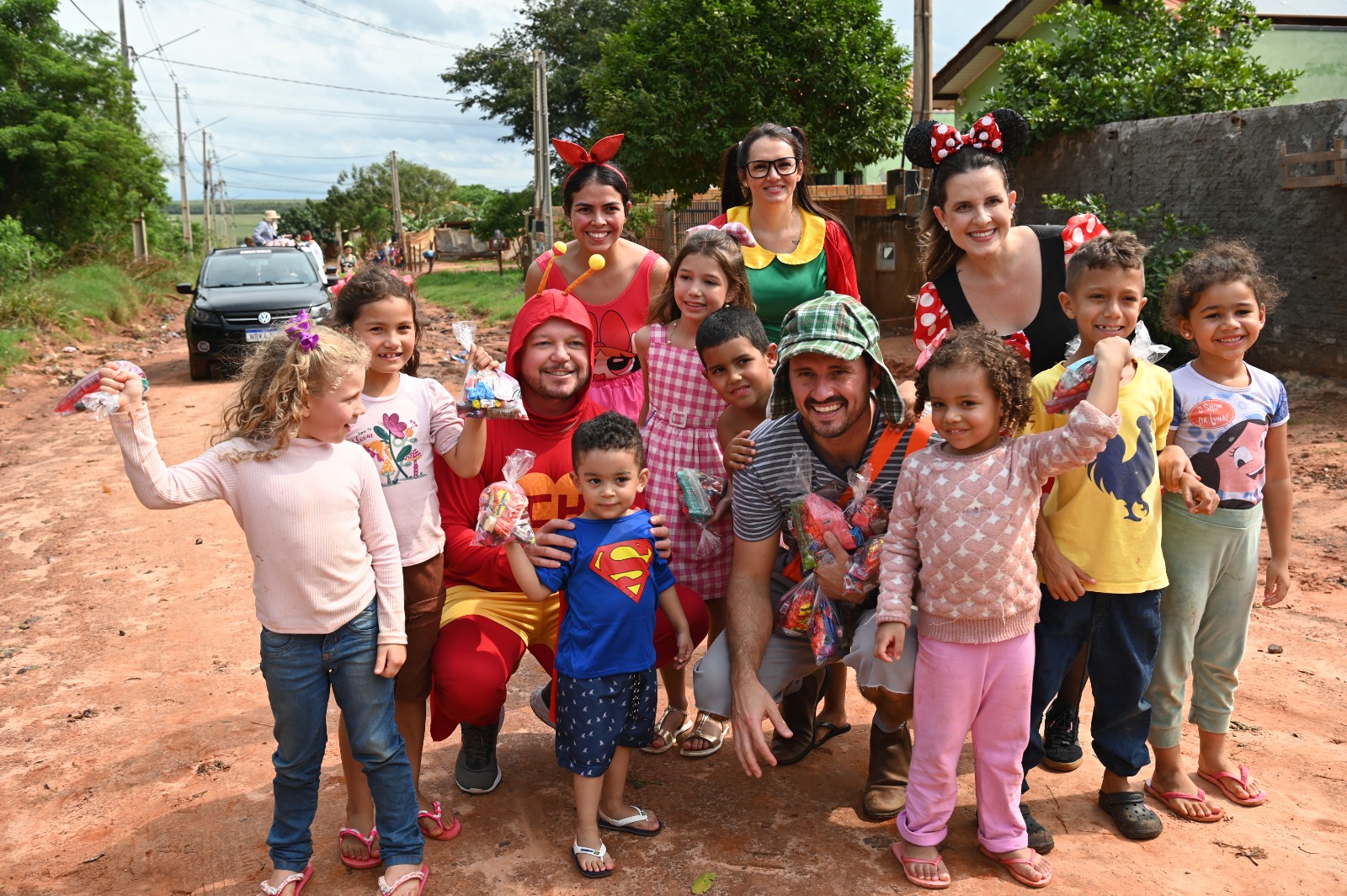 Servidores da Prefeitura de Itaquiraí percorrem todos os bairros com entrega de doces para o Dia das Crianças
