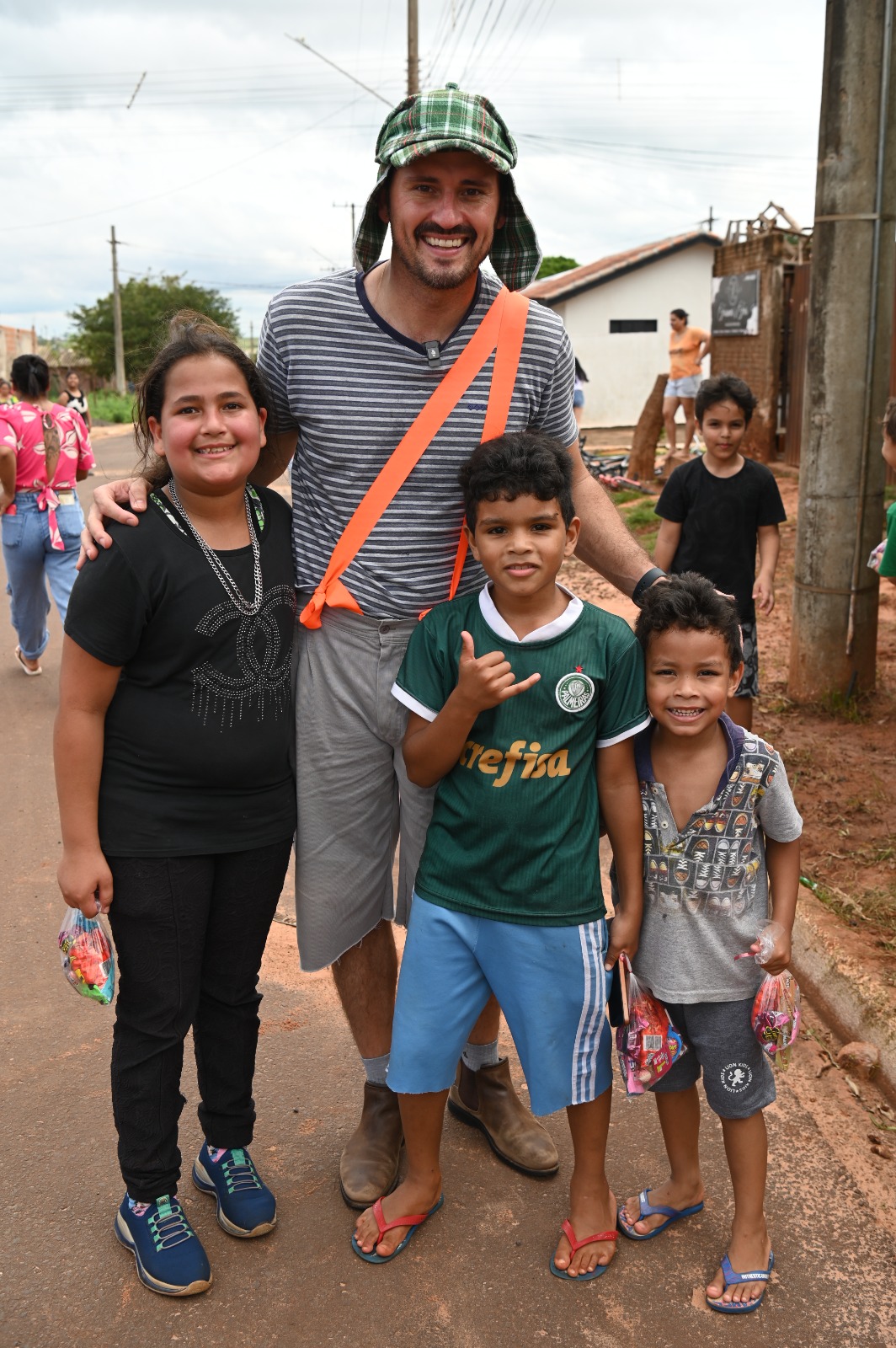 Servidores da Prefeitura de Itaquiraí percorrem todos os bairros com entrega de doces para o Dia das Crianças