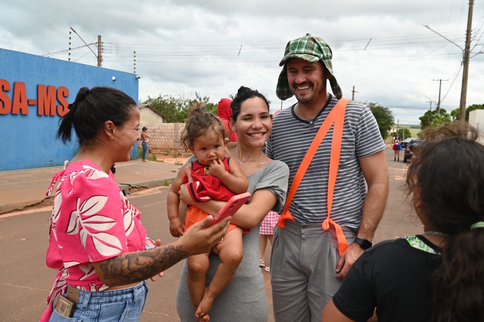 Servidores da Prefeitura de Itaquiraí percorrem todos os bairros com entrega de doces para o Dia das Crianças