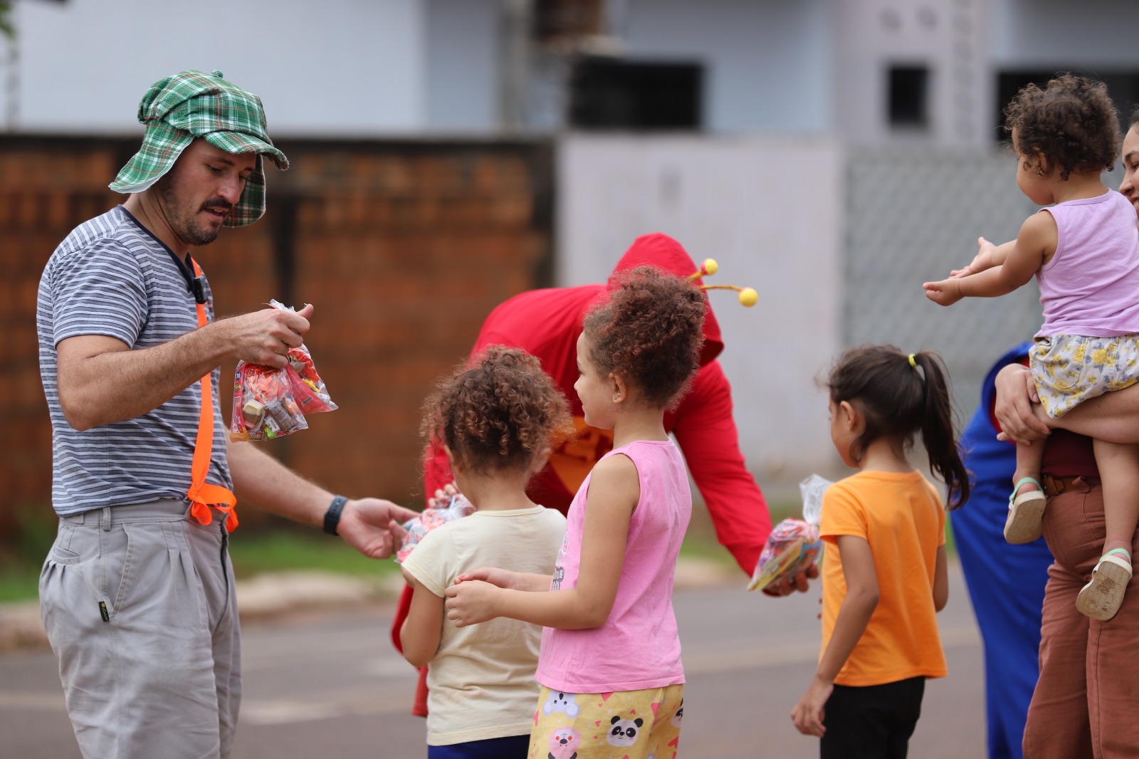 Servidores da Prefeitura de Itaquiraí percorrem todos os bairros com entrega de doces para o Dia das Crianças