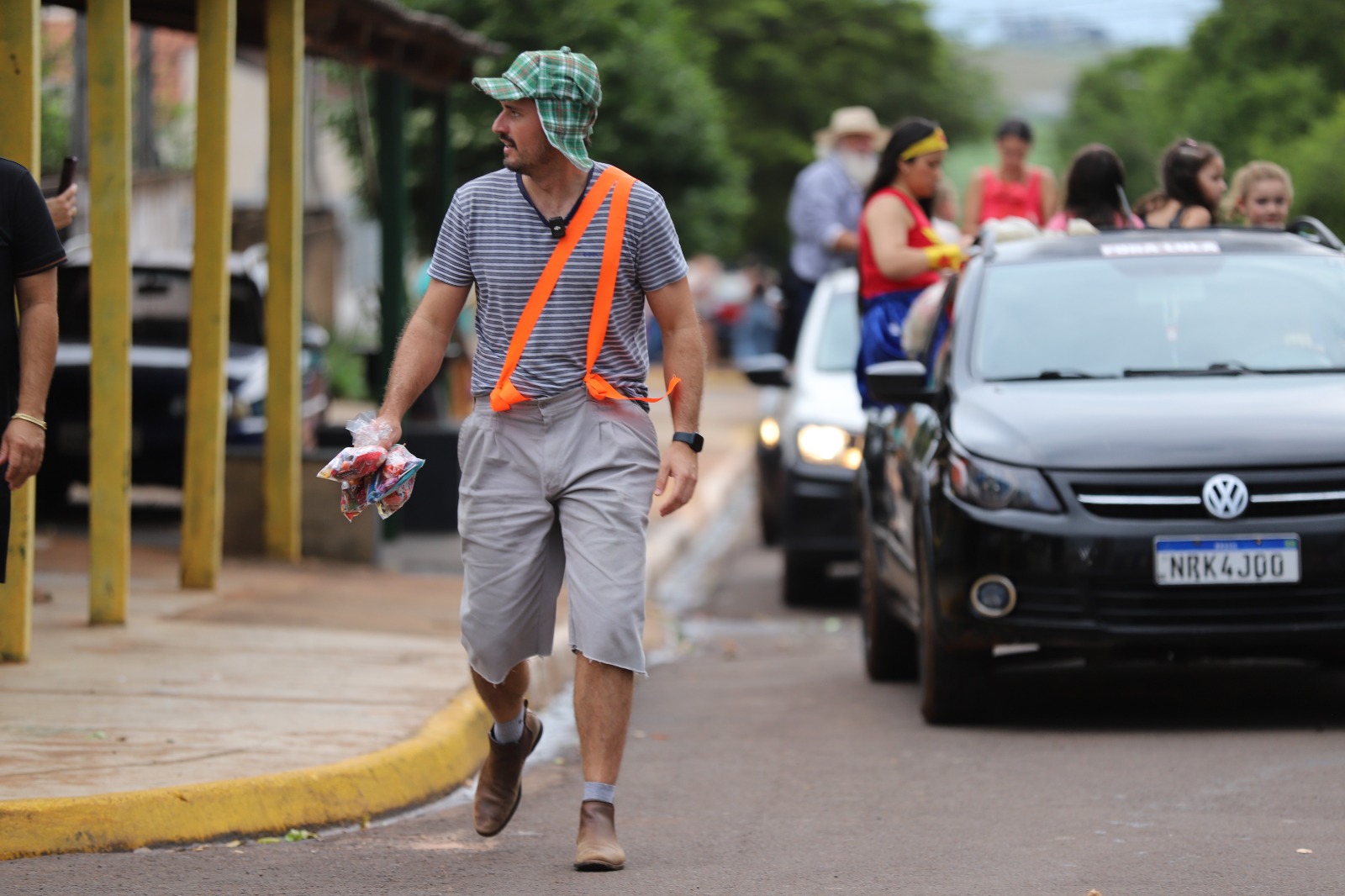 Servidores da Prefeitura de Itaquiraí percorrem todos os bairros com entrega de doces para o Dia das Crianças